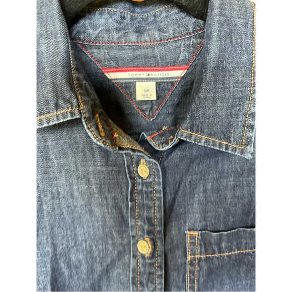 Tommy Hilfiger womens button down denim top is size S like new condition - Picture 4 of 5